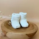 Chaussons de naissance en maille éponge côtelée écrue